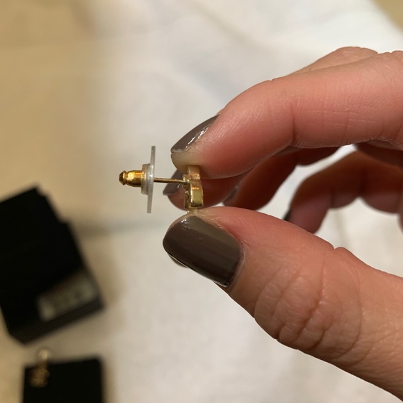 ✨SOLD✨limited edition Chanel pearl earrings - Picture 2 of 6